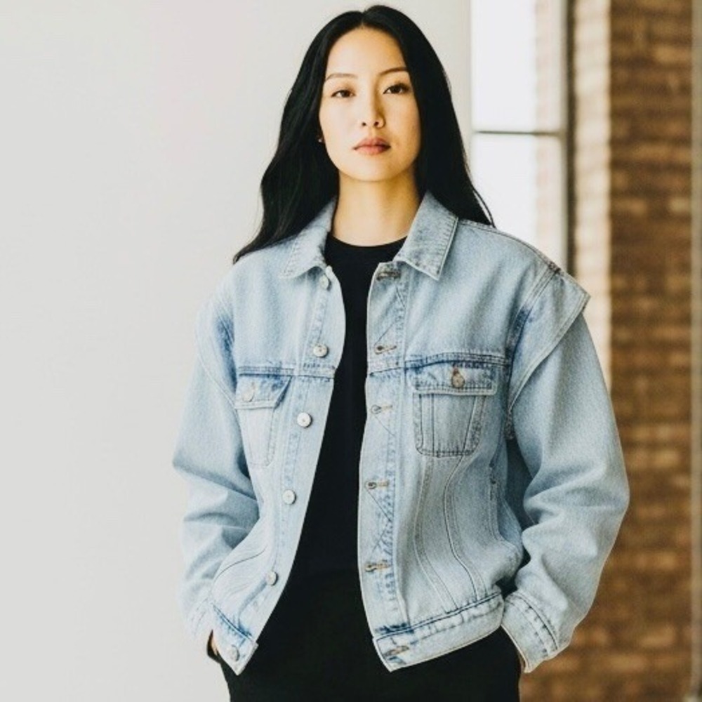 Vervet Women's Trendy Boyfriend Fit Blue Denim Jacket Sz M Ruffle Shoulder NWOT